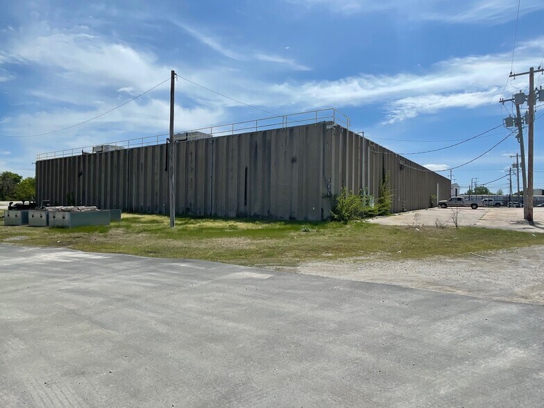 More Photos Of 5309 E Pine St, Tulsa Warehouse For Lease