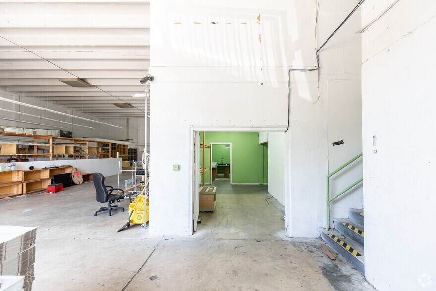 More Photos Of 3061 NW 24th St, Miami Warehouse For Lease
