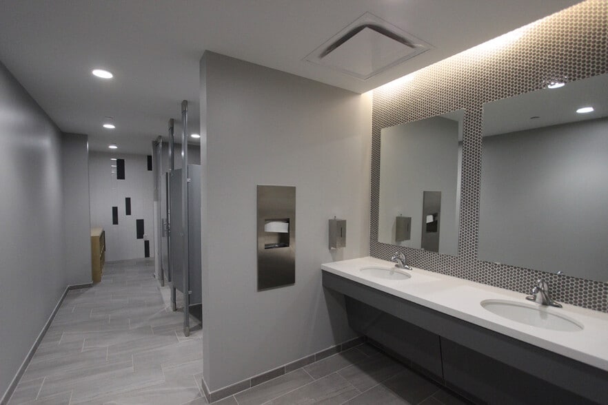 More Photos Of 2118 Lamar St, Houston Storefront Retail Office For Lease