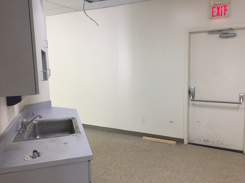 More Photos Of 275 Center Rd, Monroeville Office For Lease