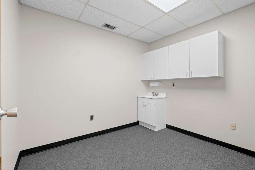 More Photos Of 961-971 Oakwood Dr, Rochester Medical For Lease