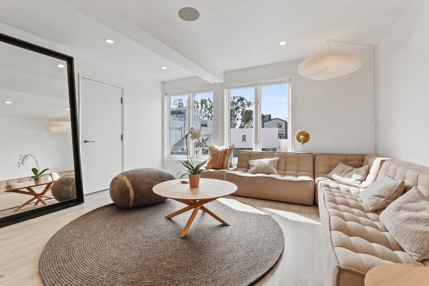 More Photos Of 1423 Abbot Kinney Blvd, Venice General Retail For Sale
