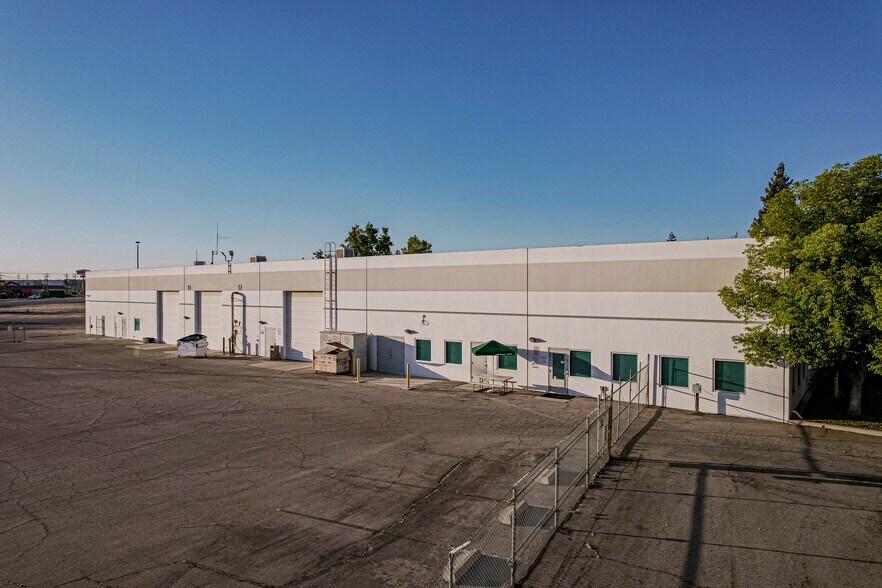 More Photos Of 3801 Pegasus Dr, Bakersfield Flex For Lease