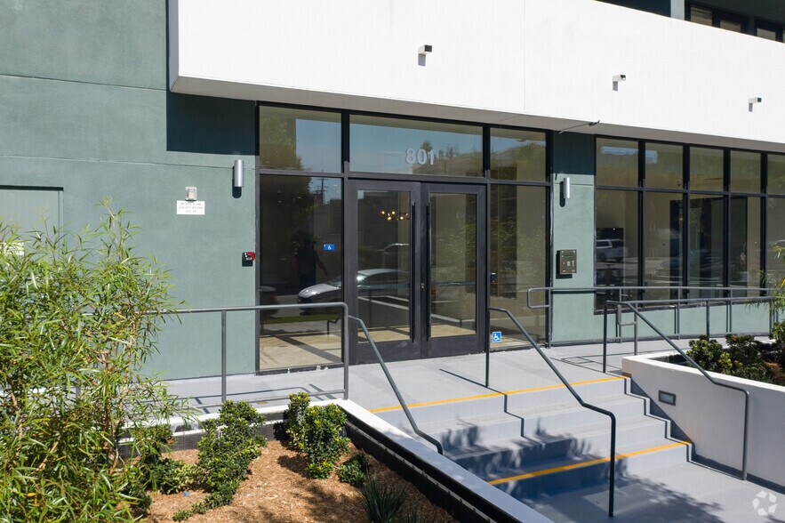 More Photos Of 801 S Berendo St, Los Angeles Apartments For Lease