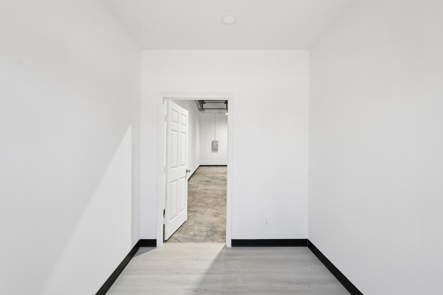 More Photos Of 1105 Colorado Ln, Arlington Unknown For Lease