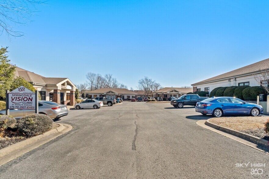 More Photos Of 3291 S Thompson St, Springdale Unknown For Lease