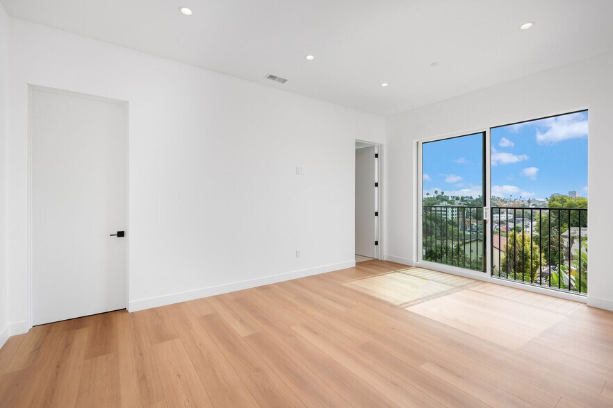 More Photos Of 726 Robinson St, Los Angeles Apartments For Sale