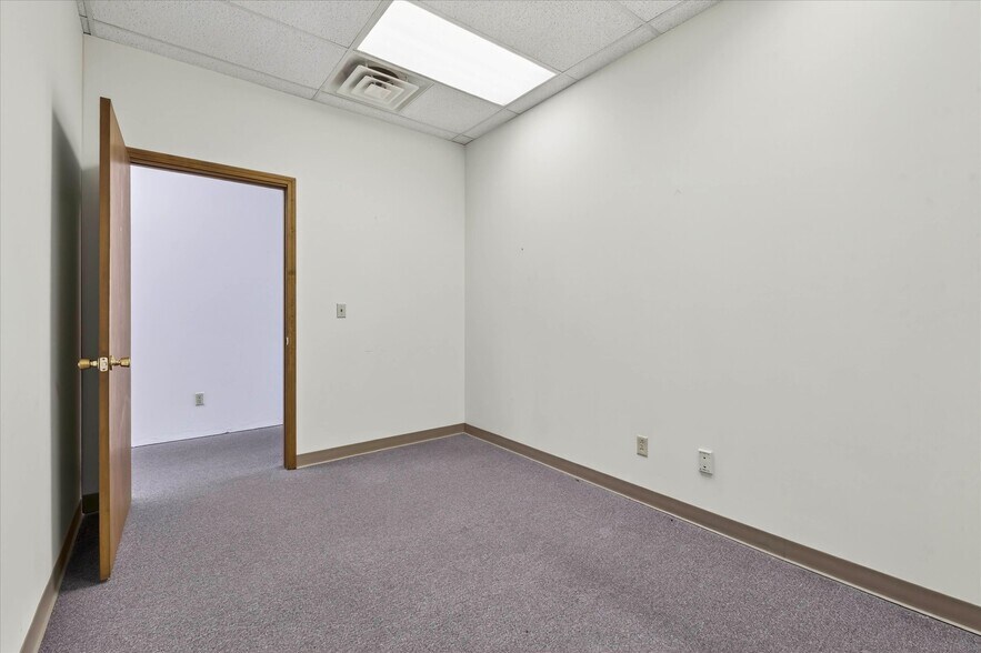 More Photos Of 1100 Croy Dr, Findlay Storefront Retail Office For Lease