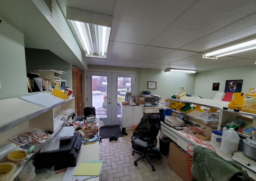 Primary Photo Of 3994 Boul Saint-Martin O, Laval Storefront Retail Residential For Sale