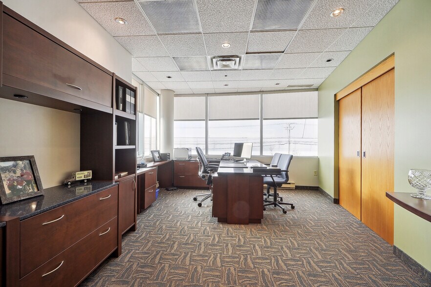 More Photos Of 1675 Boul de Montarville, Boucherville Warehouse For Lease