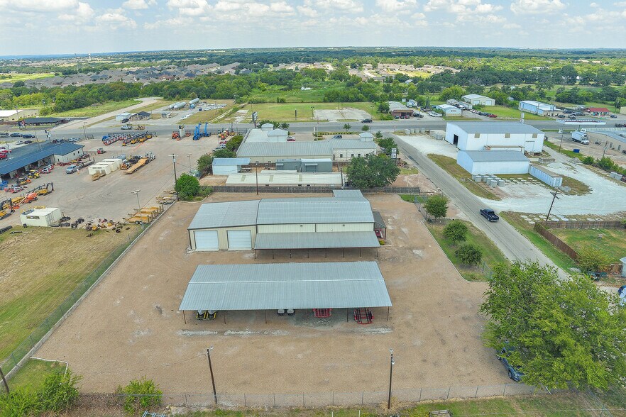 More Photos Of 202 Daisy Dr, Granbury Manufacturing For Sale