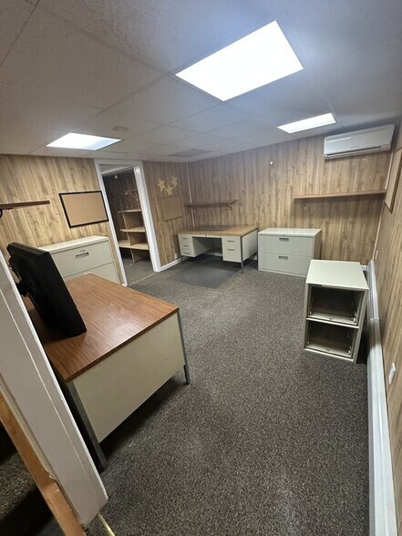 More Photos Of 879 W Jericho Tpke, Smithtown Distribution For Lease