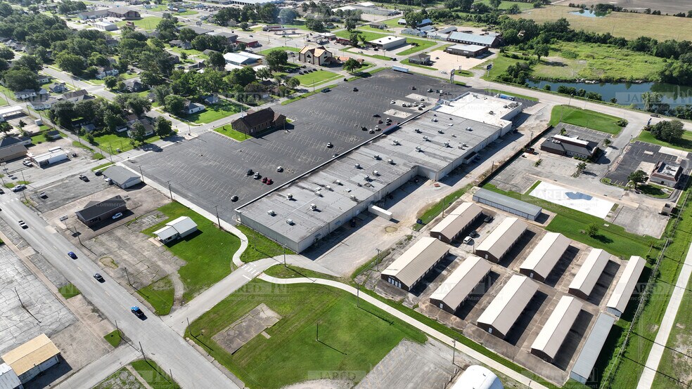 More Photos Of 100 Hall St, Coffeyville Unknown For Lease