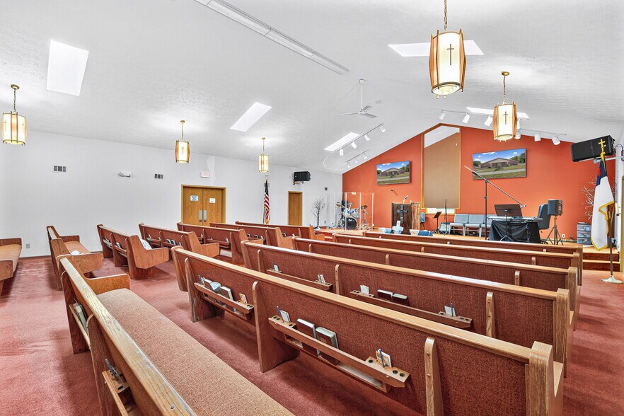 More Photos Of 1301 S Meridian St, Lebanon Religious Facility For Sale