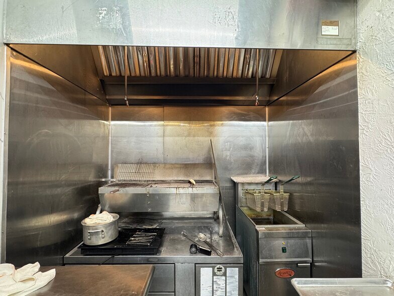 More Photos Of 1904 Hollywood Blvd, Hollywood Freestanding For Lease