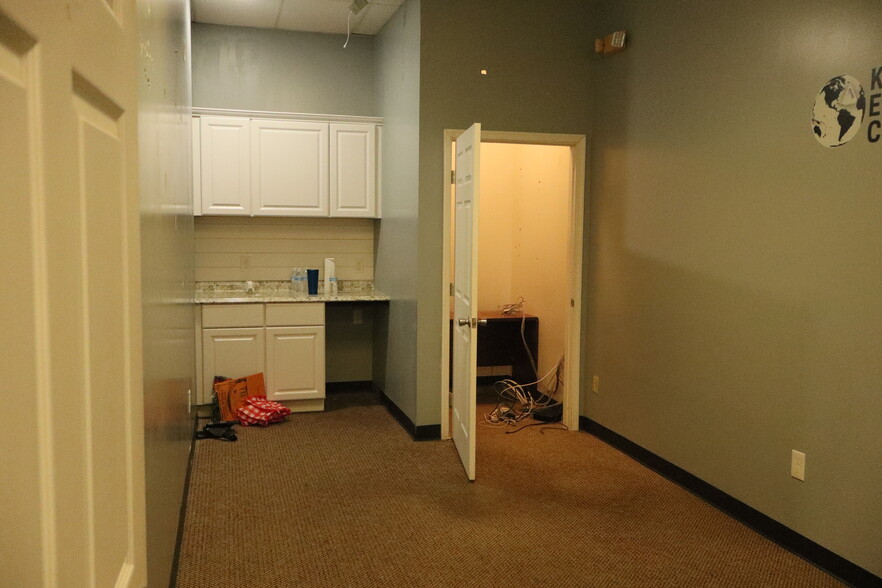 More Photos Of 942 S Delsea Dr, Vineland Freestanding For Lease