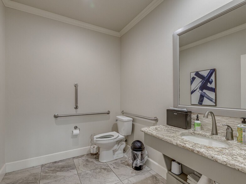 More Photos Of 2232 Bridgeview Blvd, Edmond Office Residential For Sale