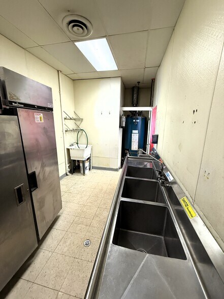 More Photos Of 31779-31799 Middlebelt Rd, Farmington Hills Restaurant For Lease
