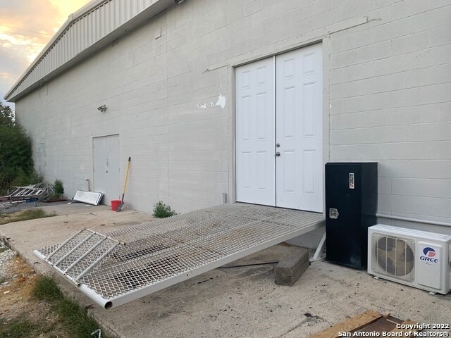 More Photos Of 2209 E Main St, Uvalde Storefront For Sale