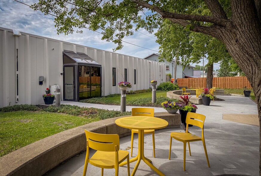More Photos Of 2378 Wilshire Blvd, Mound Warehouse For Lease