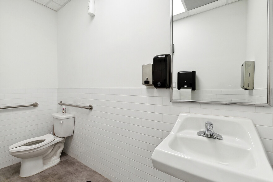 More Photos Of 4243 Canal St, New Orleans Auto Repair For Sale