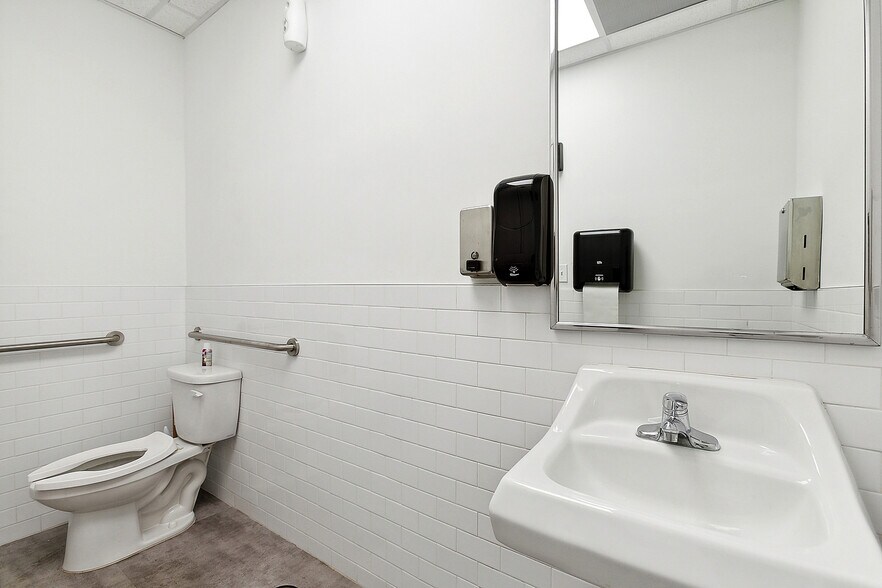 More Photos Of 4243 Canal St, New Orleans Auto Repair For Sale