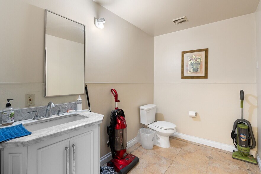 More Photos Of 127-129 S 8th Ave, La Puente Warehouse For Sale
