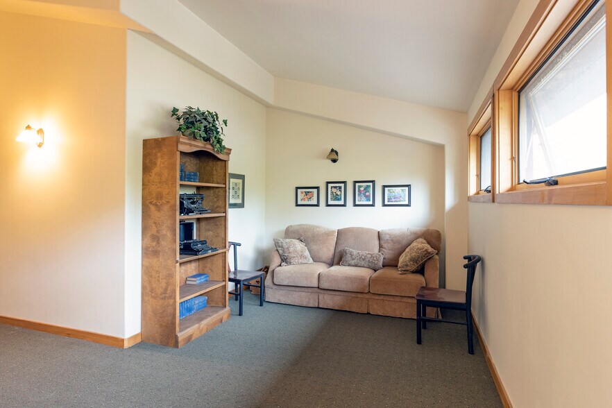 More Photos Of 41 Lakeshore Dr, Sagle Hotel For Sale