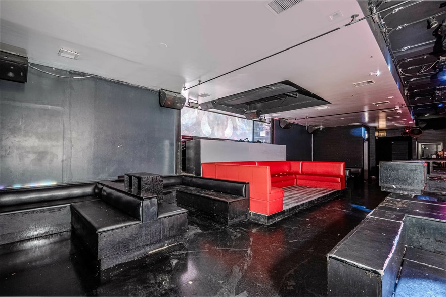 More Photos Of 215 W Ontario St, Chicago Office For Lease