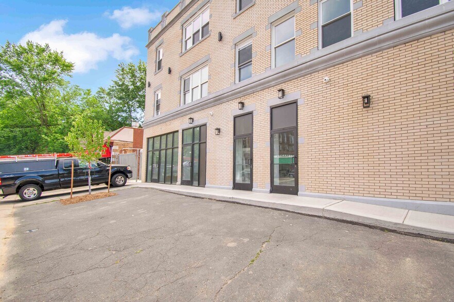 More Photos Of 479 Farmington Ave, Hartford Storefront Retail Residential For Lease