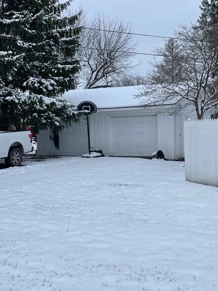 More Photos Of 5002 S Walnut St, South Bloomfield Storefront For Sale