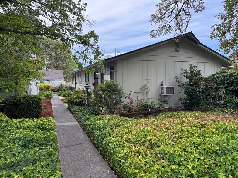 More Photos Of 305 NE C St, Grants Pass Apartments For Sale