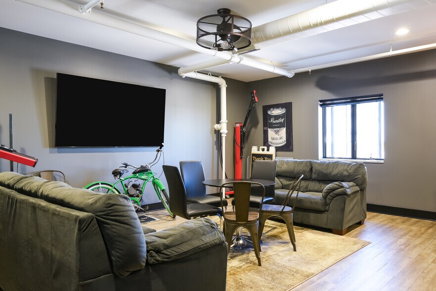 More Photos Of 2108-2260 Ferry Rd, Naperville Showroom For Sale