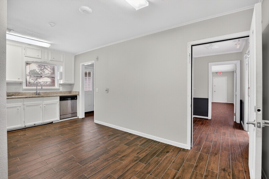 More Photos Of 5109 E 5th St, Katy Storefront Retail Office For Lease