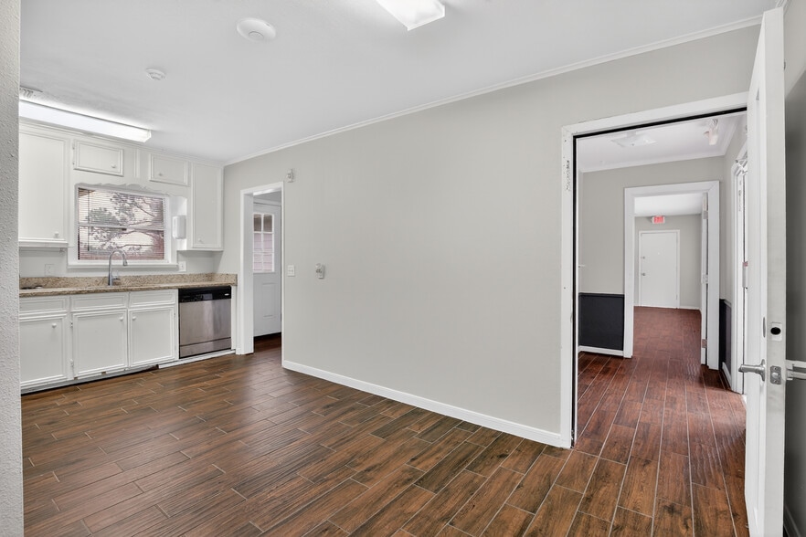 More Photos Of 5109 E 5th St, Katy Storefront Retail Office For Sale