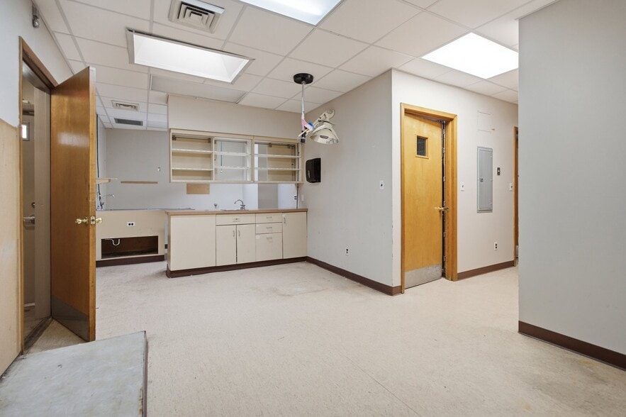 More Photos Of 319 Union Ave, Westbury Storefront For Lease