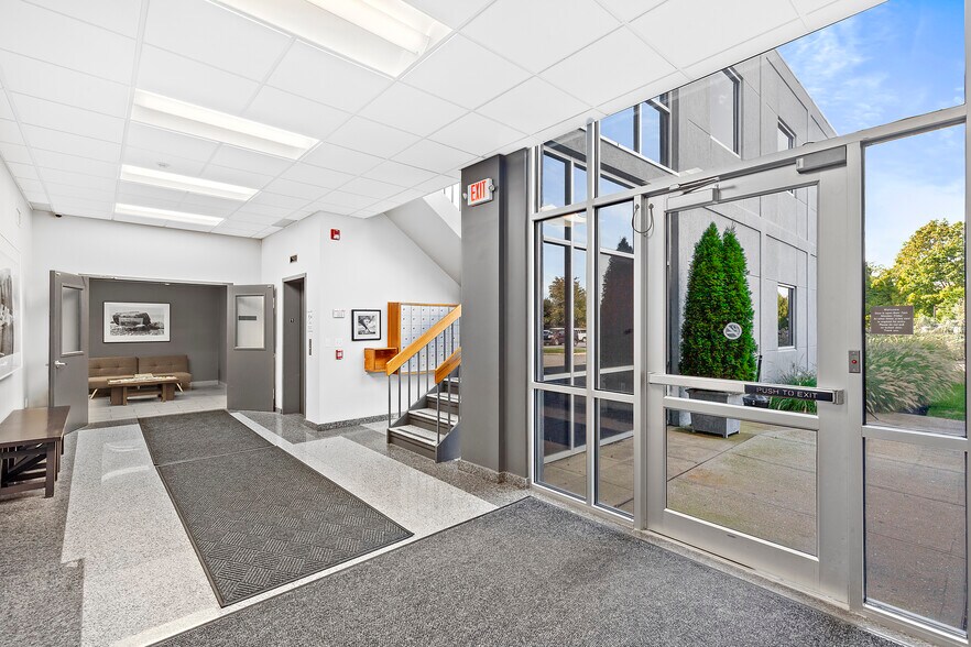 More Photos Of 33 Flying Point Rd, Southampton Office For Lease