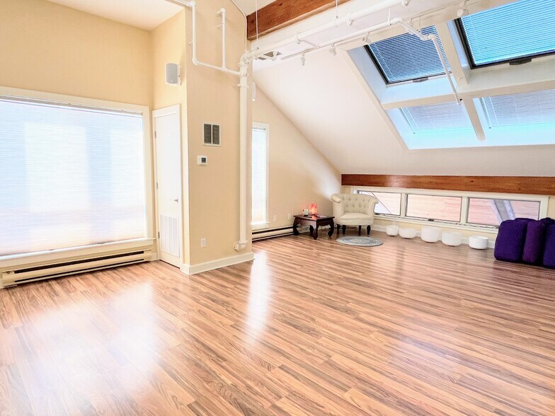 More Photos Of 24 Salt Pond Rd, Wakefield Medical For Lease