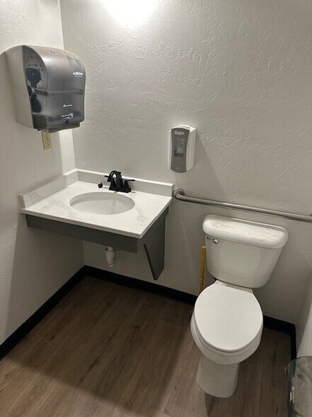 More Photos Of 416 W 15th St, Edmond Medical For Sale