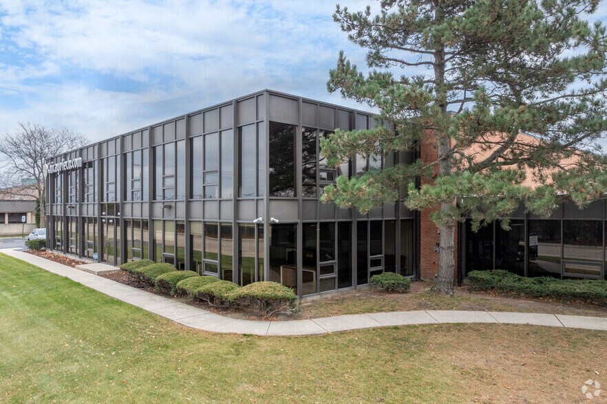 More Photos Of 3501 Woodhead Dr, Northbrook Warehouse For Lease