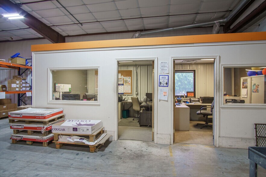 More Photos Of 611 S Mobberly Ave, Longview Flex For Sale