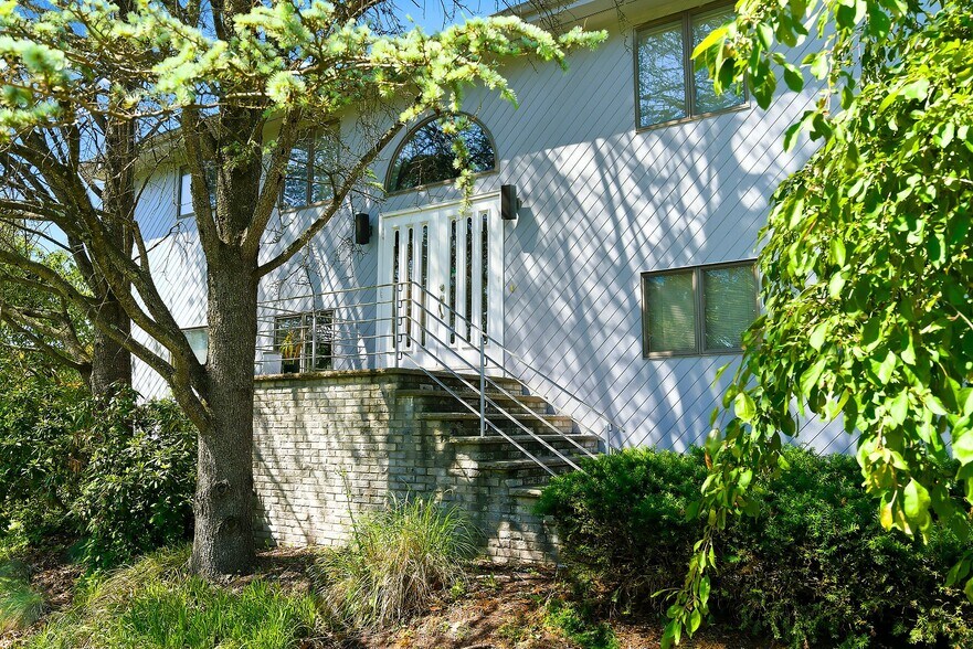 More Photos Of 801 Hughes Dr, Hamilton Office Residential For Sale