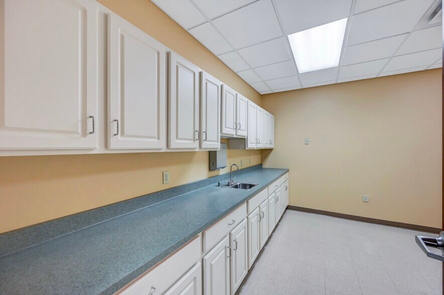 More Photos Of 1110 Clay Ave, Dunmore Medical For Lease