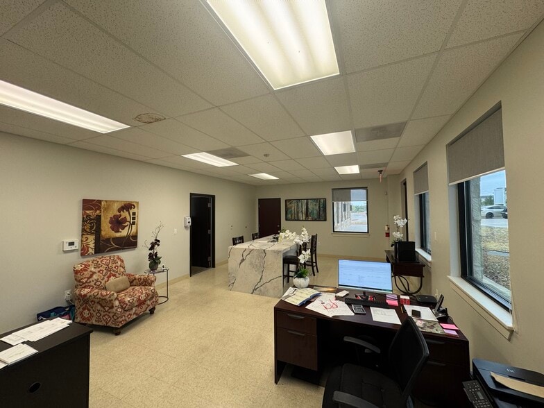 More Photos Of 1011 S Heatherwilde Blvd, Pflugerville Research And Development For Lease