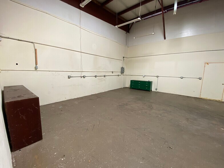 More Photos Of 266 Button Ave, Manteca Warehouse For Lease