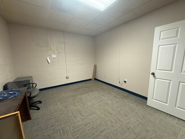 More Photos Of 233 28th St, Newport News Storefront Retail Office For Lease