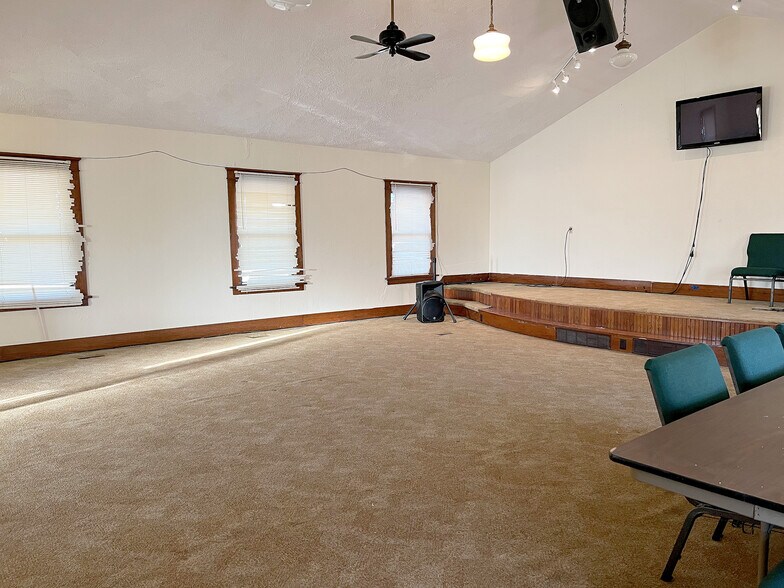 More Photos Of 1102 D St, Fairbury Specialty For Sale