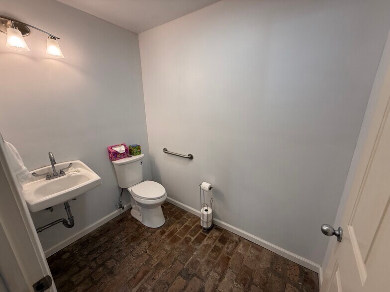 More Photos Of 2406-2408 Chartres St, New Orleans Office Residential For Lease