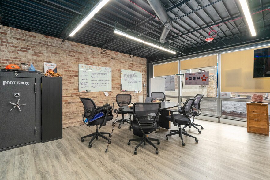 More Photos Of 3100 S Oak Park Ave, Berwyn Office For Sale