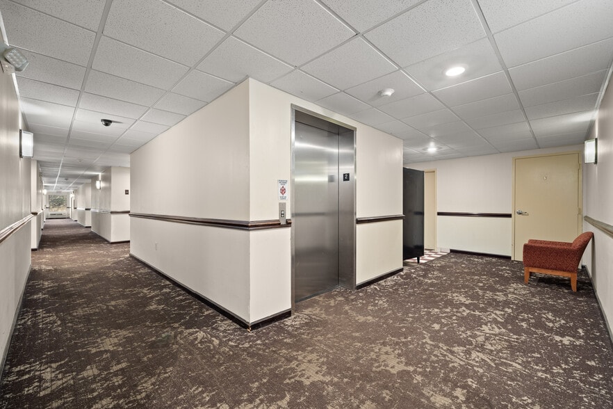 More Photos Of 240 Mitchelle Dr, Hendersonville Hotel For Sale